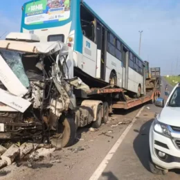 VEJA; Carreta tomba e atinge caminhão-prancha na BR-364, em Vilhena