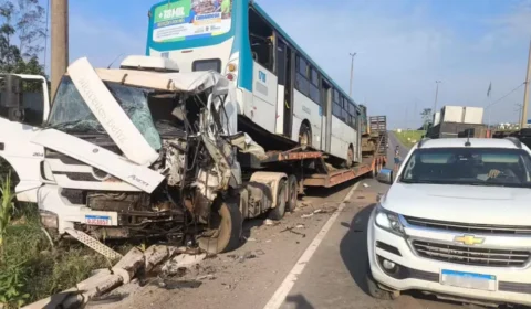 VEJA; Carreta tomba e atinge caminhão-prancha na BR-364, em Vilhena