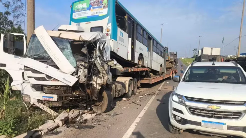 VEJA; Carreta tomba e atinge caminhão-prancha na BR-364, em Vilhena