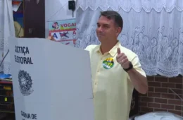 Candidato à Presidência, Flávio Bolsonaro vota em Santa Izabel
