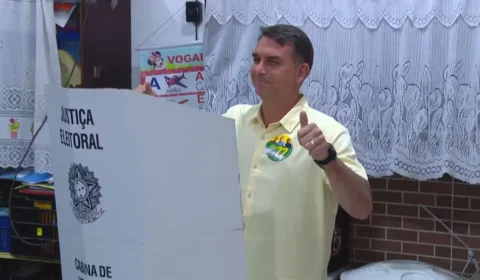 Candidato à Presidência, Flávio Bolsonaro vota em Santa Izabel