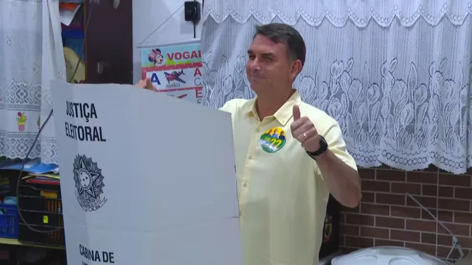 Candidato à Presidência, Flávio Bolsonaro vota em Santa Izabel