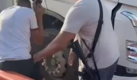 VEJA O VÍDEO | Motorista de caminhão é ameaçado por homem com fuzil