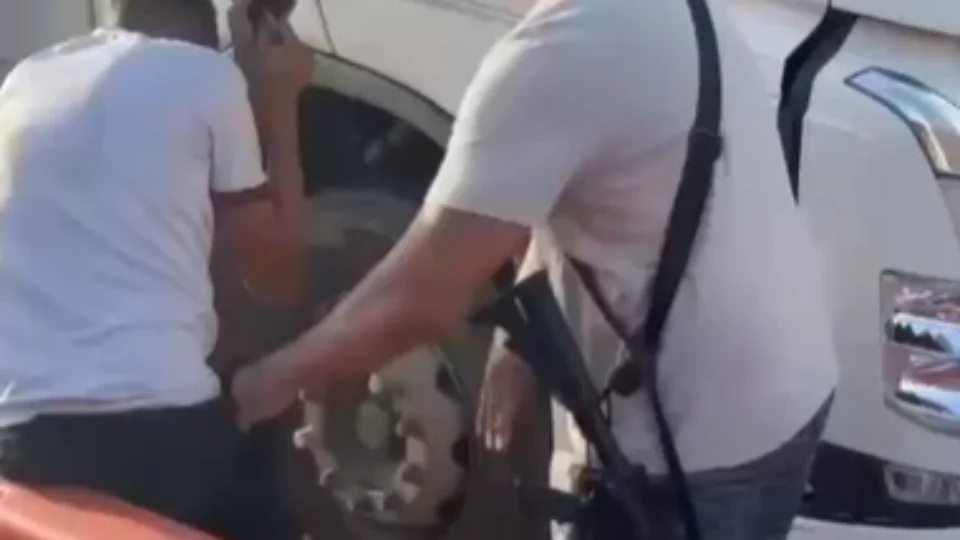 VEJA O VÍDEO | Motorista de caminhão é ameaçado por homem com fuzil