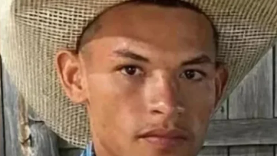 Descarga elétrica mata jovem que usava celular durante carregamento