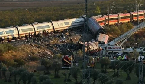 VEJA VÍDEO: colisão entre trens termina com dezenas de mortos e cenas de destruição