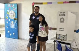 Samuel Costa vota em Porto Velho acompanhado dos filhos