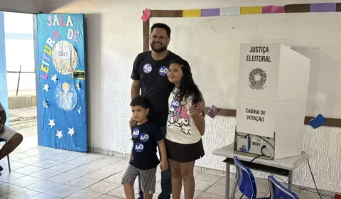 Samuel Costa vota em Porto Velho acompanhado dos filhos