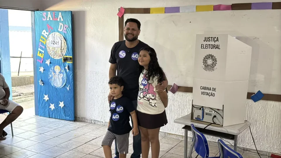Samuel Costa vota em Porto Velho acompanhado dos filhos