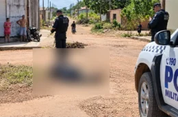 VEJA VÍDEO: dupla mata motociclista a tiros e foge levando veículo da vítima