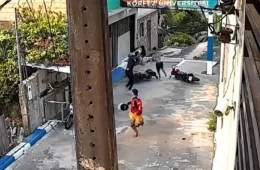 Mototaxista é atacado com faca e se joga de barranco para escapar em Manaus; veja vídeo
